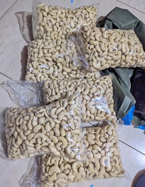 raw cashew nuts without shell.